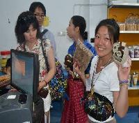 Belanja cenderamata di Pusat Oleh-Oleh Na To Mandar, Desa Tumpiling, (Ridwan Rido/Disbudpar Polman)